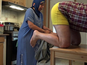 British delivery boy gets rimjob from arab milf